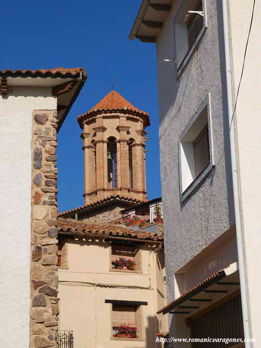 CALLEJUELA Y TORRE DE IGLESIA PARROQUIAL